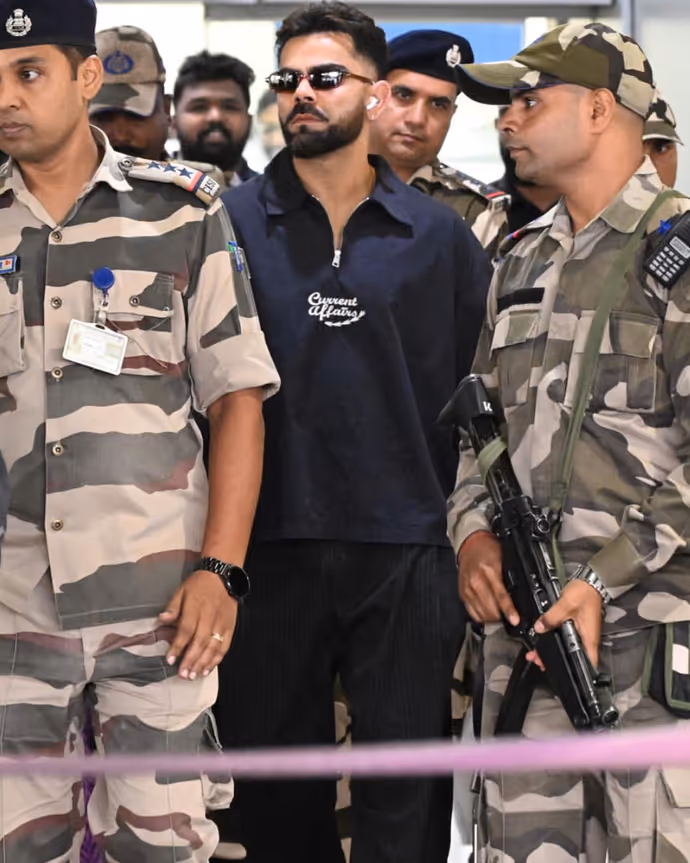 Virat Kohli New Look: केरल पहुंचते ही छाए विराट कोहली, ब्लैक लुक में लगे कूल डूड