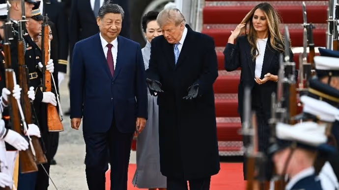 Xi Jinping US Visit: 11 साल बाद अमेरिका पहुंचे शी जिनपिंग, 11 PHOTOS में ट्रंप का अभूतपूर्व स्वागत
