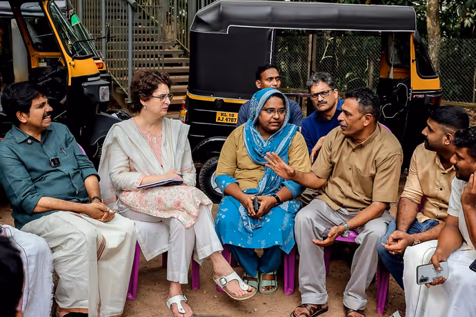 प्रियंका गांधी VIP गाड़ी छोड़ अर्जेंट में ऑटो से कहां निकलीं, 6 PHOTOS में देखिए नजारा