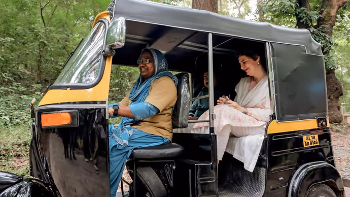 प्रियंका गांधी VIP गाड़ी छोड़ अर्जेंट में ऑटो से कहां निकलीं, 6 PHOTOS में देखिए नजारा
