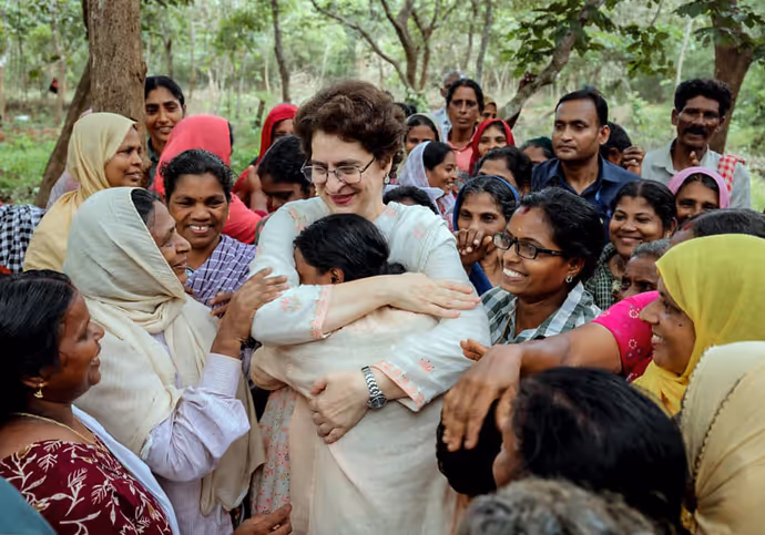 प्रियंका गांधी VIP गाड़ी छोड़ अर्जेंट में ऑटो से कहां निकलीं, 6 PHOTOS में देखिए नजारा