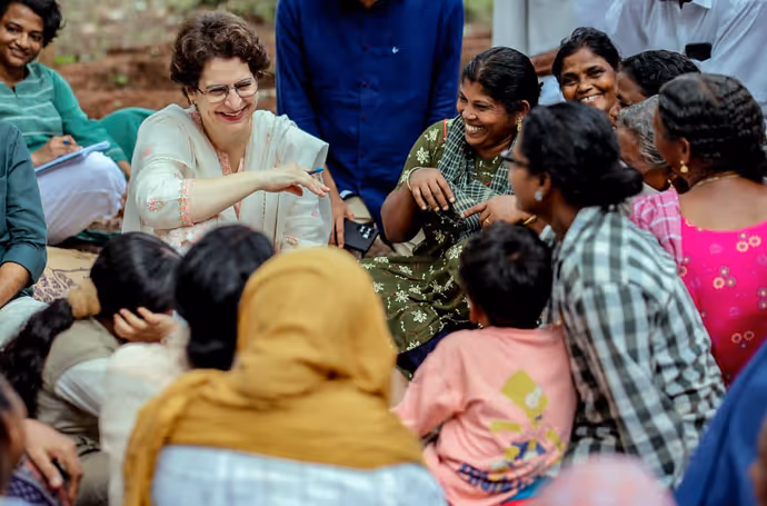 प्रियंका गांधी VIP गाड़ी छोड़ अर्जेंट में ऑटो से कहां निकलीं, 6 PHOTOS में देखिए नजारा