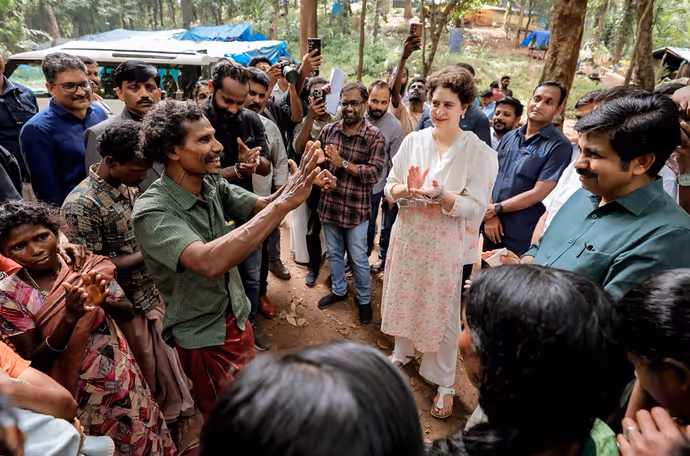 प्रियंका गांधी VIP गाड़ी छोड़ अर्जेंट में ऑटो से कहां निकलीं, 6 PHOTOS में देखिए नजारा