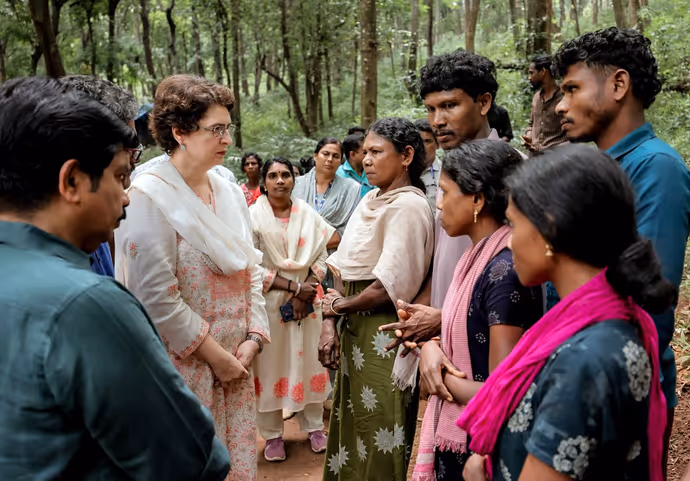 प्रियंका गांधी VIP गाड़ी छोड़ अर्जेंट में ऑटो से कहां निकलीं, 6 PHOTOS में देखिए नजारा