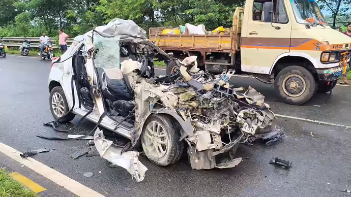 खड़े ट्रक से भिड़ी मंत्री की बेटी की कार, 10 PHOTO में देखें रोंगटे खड़े कर देने वाला हादसा