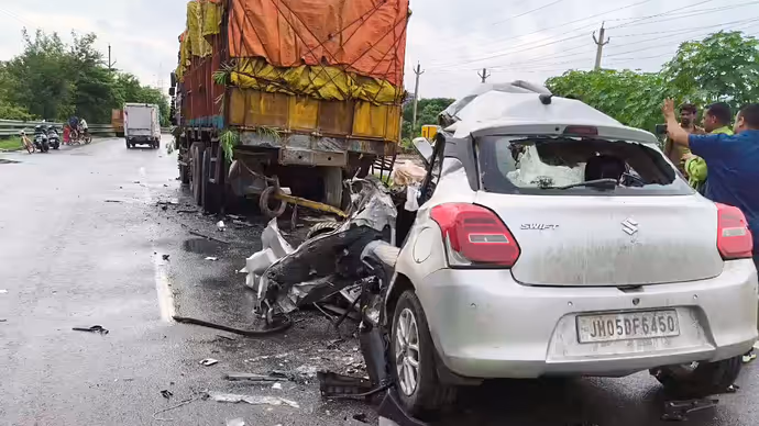 खड़े ट्रक से भिड़ी मंत्री की बेटी की कार, 10 PHOTO में देखें रोंगटे खड़े कर देने वाला हादसा