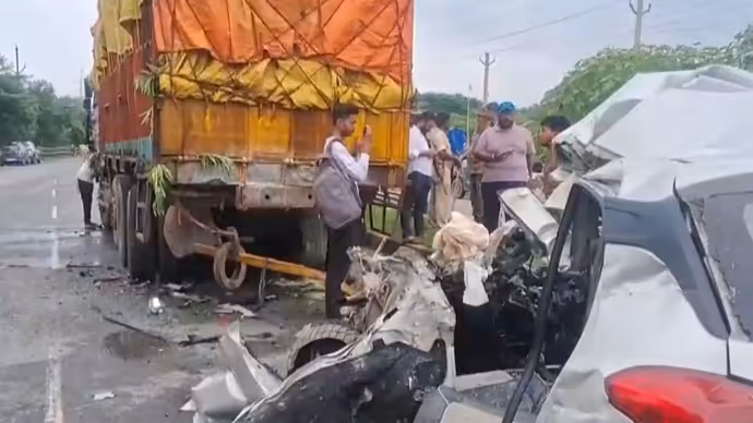 खड़े ट्रक से भिड़ी मंत्री की बेटी की कार, 10 PHOTO में देखें रोंगटे खड़े कर देने वाला हादसा
