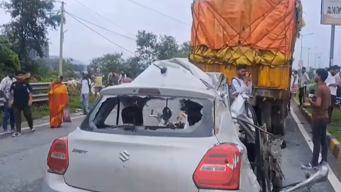 खड़े ट्रक से भिड़ी मंत्री की बेटी की कार, 10 PHOTO में देखें रोंगटे खड़े कर देने वाला हादसा