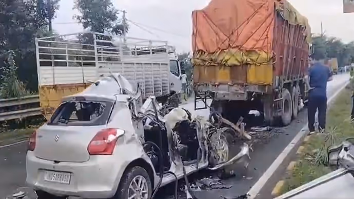 खड़े ट्रक से भिड़ी मंत्री की बेटी की कार, 10 PHOTO में देखें रोंगटे खड़े कर देने वाला हादसा