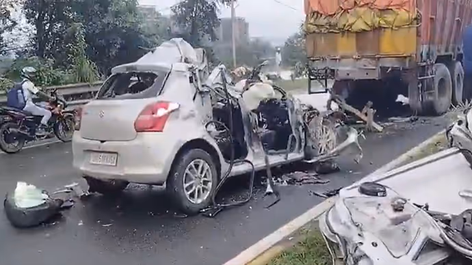 खड़े ट्रक से भिड़ी मंत्री की बेटी की कार, 10 PHOTO में देखें रोंगटे खड़े कर देने वाला हादसा