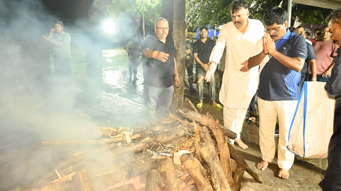 Trisha Singh Funeral: जवान बेटी का शव देख बिलख पड़ीं मंत्री, तृषा के अंतिम संस्कार की 15 PHOTO
