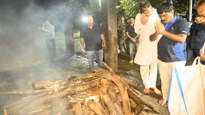 Trisha Singh Funeral: जवान बेटी का शव देख बिलख पड़ीं मंत्री, तृषा के अंतिम संस्कार की 15 PHOTO