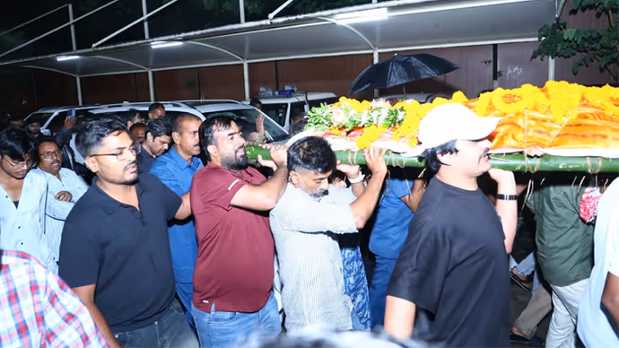 Trisha Singh Funeral: जवान बेटी का शव देख बिलख पड़ीं मंत्री, तृषा के अंतिम संस्कार की 15 PHOTO