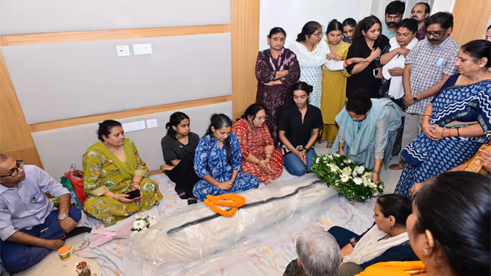 Trisha Singh Funeral: जवान बेटी का शव देख बिलख पड़ीं मंत्री, तृषा के अंतिम संस्कार की 15 PHOTO