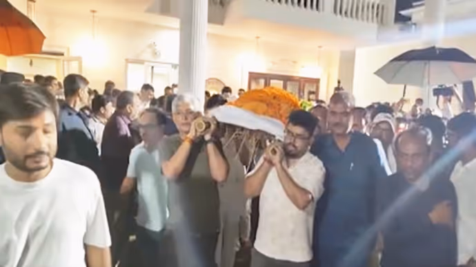 Trisha Singh Funeral: जवान बेटी का शव देख बिलख पड़ीं मंत्री, तृषा के अंतिम संस्कार की 15 PHOTO