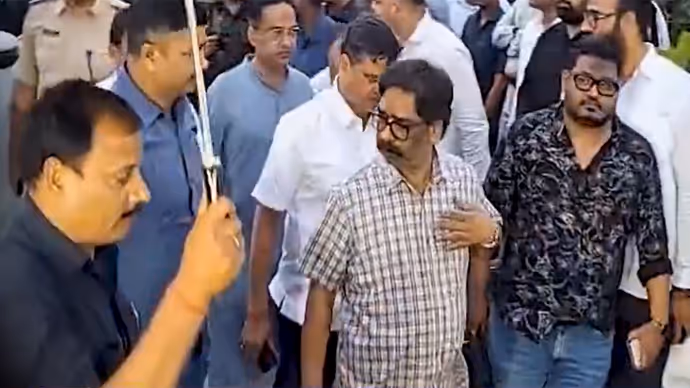 Trisha Singh Funeral: जवान बेटी का शव देख बिलख पड़ीं मंत्री, तृषा के अंतिम संस्कार की 15 PHOTO