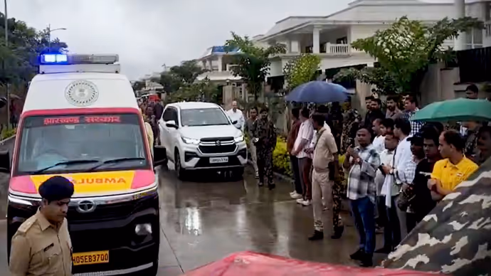 Trisha Singh Funeral: जवान बेटी का शव देख बिलख पड़ीं मंत्री, तृषा के अंतिम संस्कार की 15 PHOTO