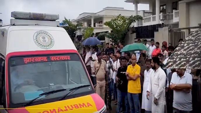 Trisha Singh Funeral: जवान बेटी का शव देख बिलख पड़ीं मंत्री, तृषा के अंतिम संस्कार की 15 PHOTO