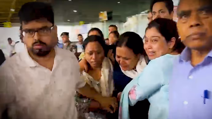 Trisha Singh Funeral: जवान बेटी का शव देख बिलख पड़ीं मंत्री, तृषा के अंतिम संस्कार की 15 PHOTO