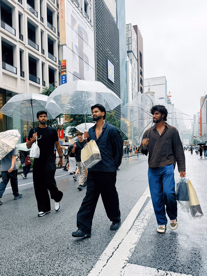 इंडियन क्रिकेटर्स पर चढ़ा कोरियन फैशन का फीवर, छाता लेकर क्यों निकले खिलाड़ी
