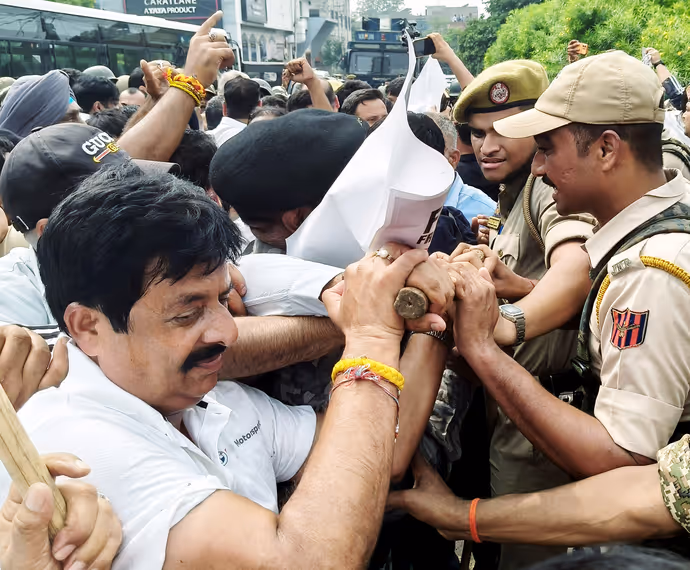 CEC ज्ञानेश कुमार के इस्तीफे-गिरफ्तारी को लेकर एक्शन में कांग्रेस, 15 PHOTO में विपक्ष का प्रोटेस्ट