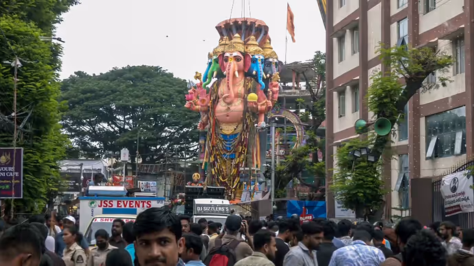 69 फीट के गणपति का विसर्जन, 10 PHOTO में देखें बप्पा को विदा करने कैसे उमड़ा जनसैलाब