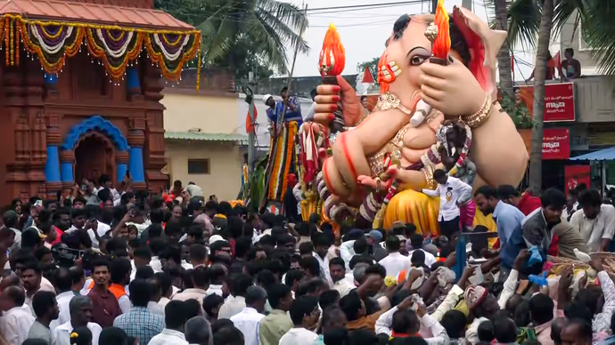 69 फीट के गणपति का विसर्जन, 10 PHOTO में देखें बप्पा को विदा करने कैसे उमड़ा जनसैलाब