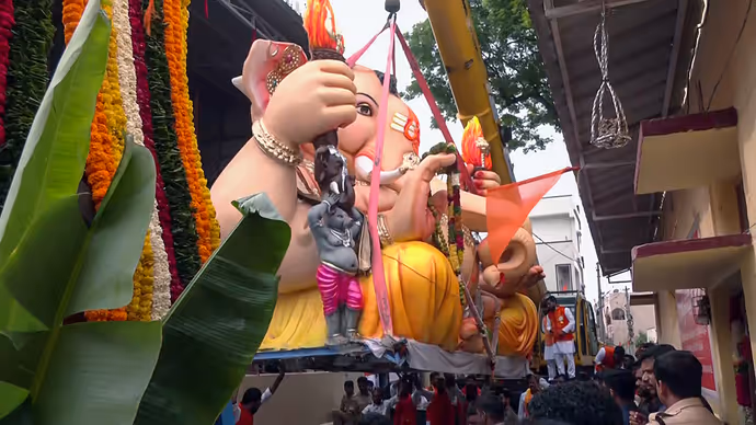 69 फीट के गणपति का विसर्जन, 10 PHOTO में देखें बप्पा को विदा करने कैसे उमड़ा जनसैलाब