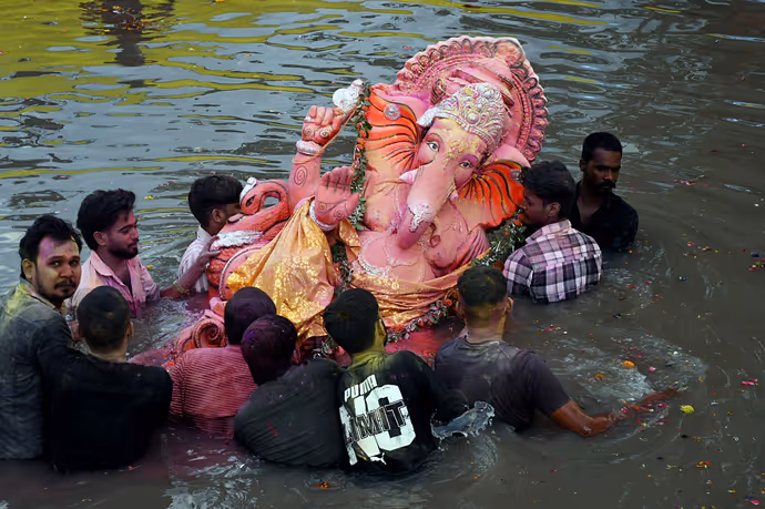 69 फीट के गणपति का विसर्जन, 10 PHOTO में देखें बप्पा को विदा करने कैसे उमड़ा जनसैलाब