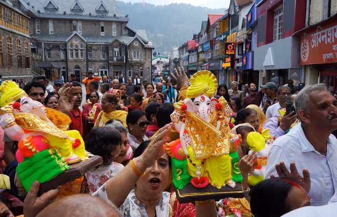 69 फीट के गणपति का विसर्जन, 10 PHOTO में देखें बप्पा को विदा करने कैसे उमड़ा जनसैलाब