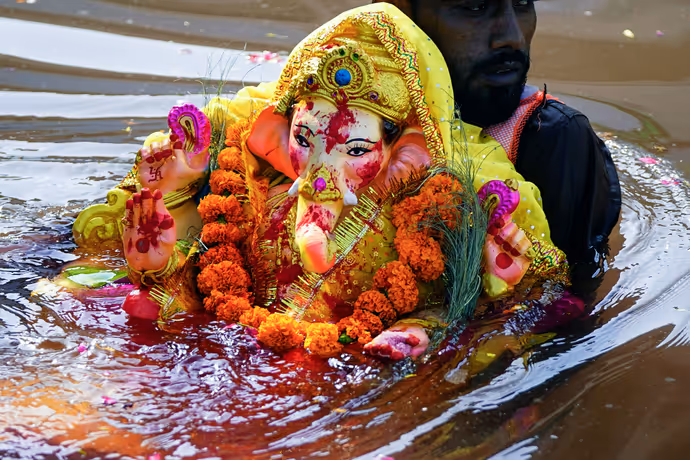 69 फीट के गणपति का विसर्जन, 10 PHOTO में देखें बप्पा को विदा करने कैसे उमड़ा जनसैलाब