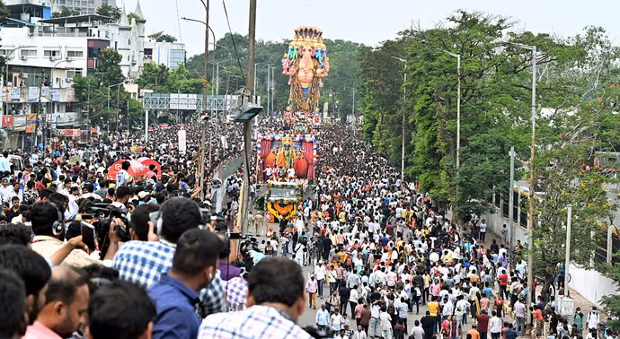 69 फीट के गणपति का विसर्जन, 10 PHOTO में देखें बप्पा को विदा करने कैसे उमड़ा जनसैलाब
