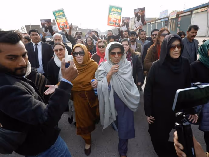 Imran Khan PTI March: 22 हजार जवान, 1,000 कंटेनरों का पहरा और बहनों की गिरफ्तारी, 12 तस्वीरों में पूरा हाल