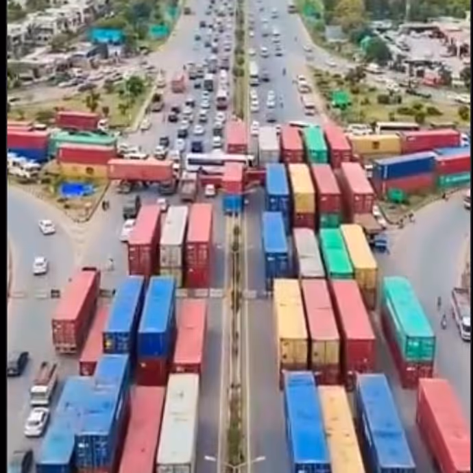 Imran Khan PTI March: 22 हजार जवान, 1,000 कंटेनरों का पहरा और बहनों की गिरफ्तारी, 12 तस्वीरों में पूरा हाल