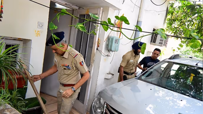 Chandigarh Crime: गर्लफ्रेंड से शादी की जिद में हेड कांस्टेबल पिता की हत्या? 11 तस्वीरों में खौफनाक कहानी