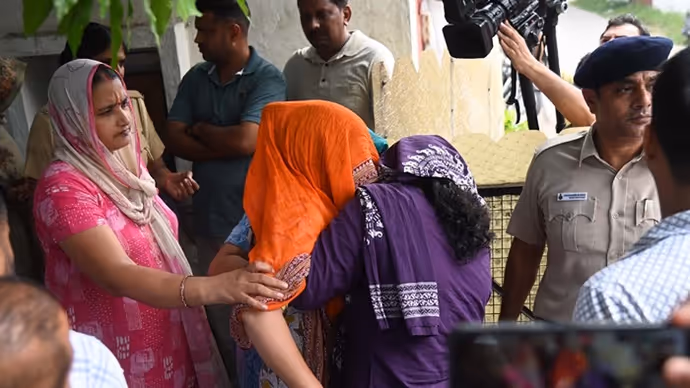 Chandigarh Crime: गर्लफ्रेंड से शादी की जिद में हेड कांस्टेबल पिता की हत्या? 11 तस्वीरों में खौफनाक कहानी
