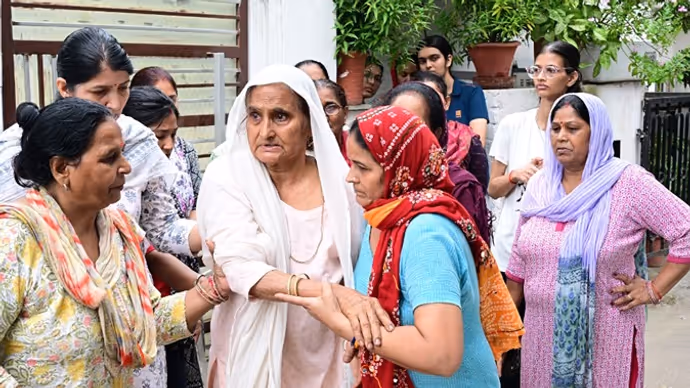 Chandigarh Crime: गर्लफ्रेंड से शादी की जिद में हेड कांस्टेबल पिता की हत्या? 11 तस्वीरों में खौफनाक कहानी
