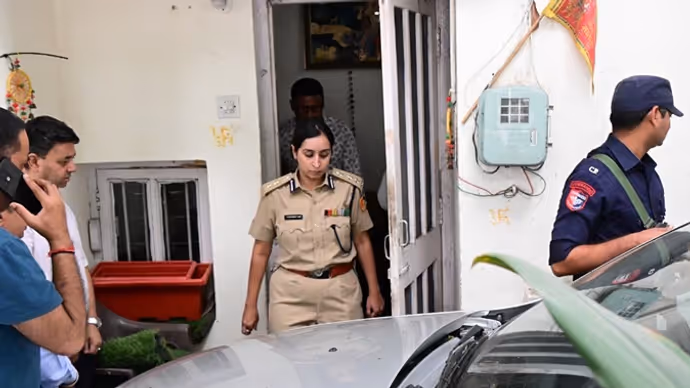 Chandigarh Crime: गर्लफ्रेंड से शादी की जिद में हेड कांस्टेबल पिता की हत्या? 11 तस्वीरों में खौफनाक कहानी