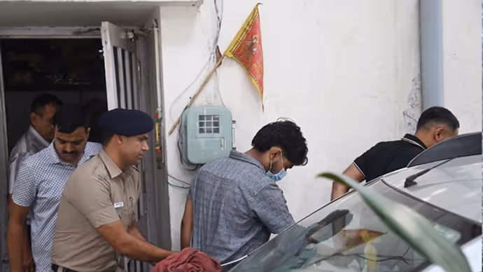Chandigarh Crime: गर्लफ्रेंड से शादी की जिद में हेड कांस्टेबल पिता की हत्या? 11 तस्वीरों में खौफनाक कहानी