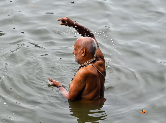 Pitra Paksh : आगरा से हरिद्वार तक, 5 तस्वीरों में देखिए किस तरह किया गया पितरों का तर्पण