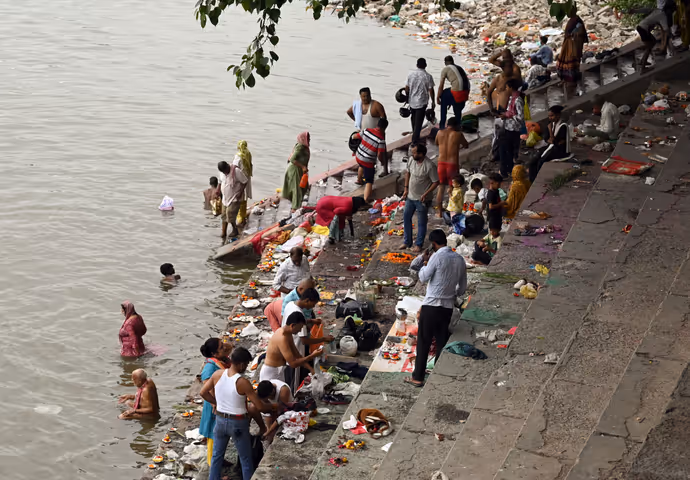 Pitra Paksh : आगरा से हरिद्वार तक, 5 तस्वीरों में देखिए किस तरह किया गया पितरों का तर्पण