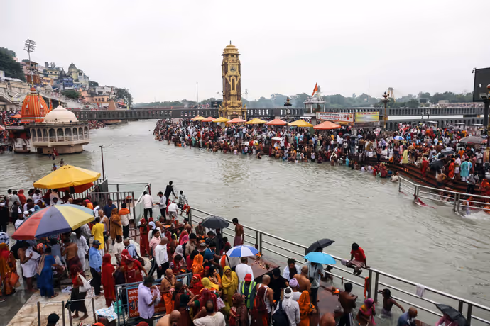 Pitra Paksh : आगरा से हरिद्वार तक, 5 तस्वीरों में देखिए किस तरह किया गया पितरों का तर्पण