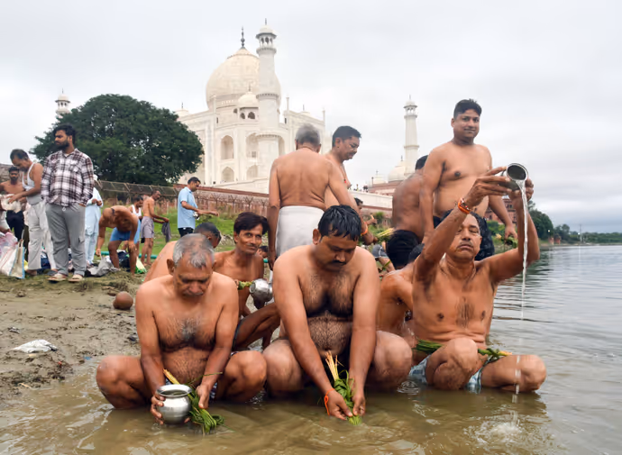 Pitra Paksh : आगरा से हरिद्वार तक, 5 तस्वीरों में देखिए किस तरह किया गया पितरों का तर्पण