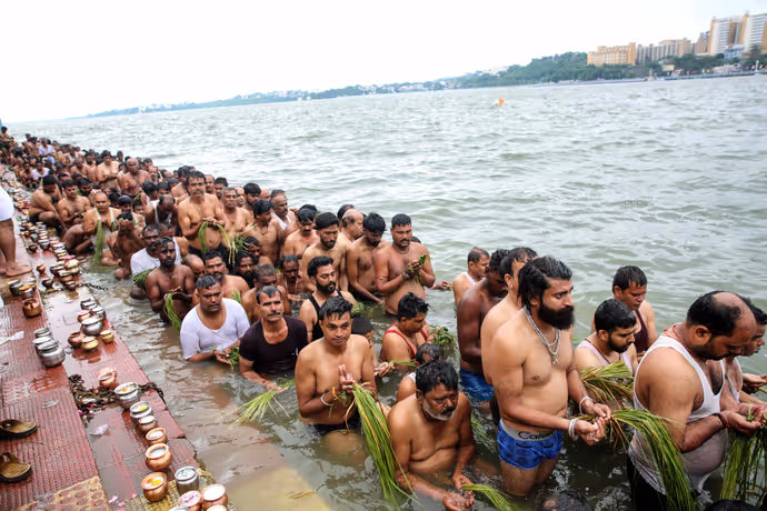 Pitra Paksh : आगरा से हरिद्वार तक, 5 तस्वीरों में देखिए किस तरह किया गया पितरों का तर्पण