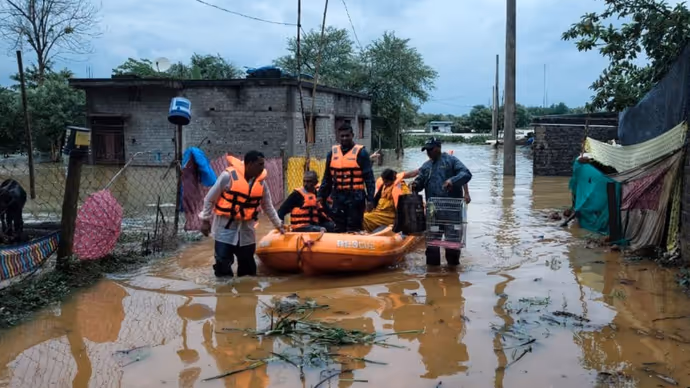 Chhattisgarh Floods: छत्तीसगढ़ में जलप्रलय की 7 तस्वीरें, तबाही ऐसी की सड़क पर चल रहीं नाव