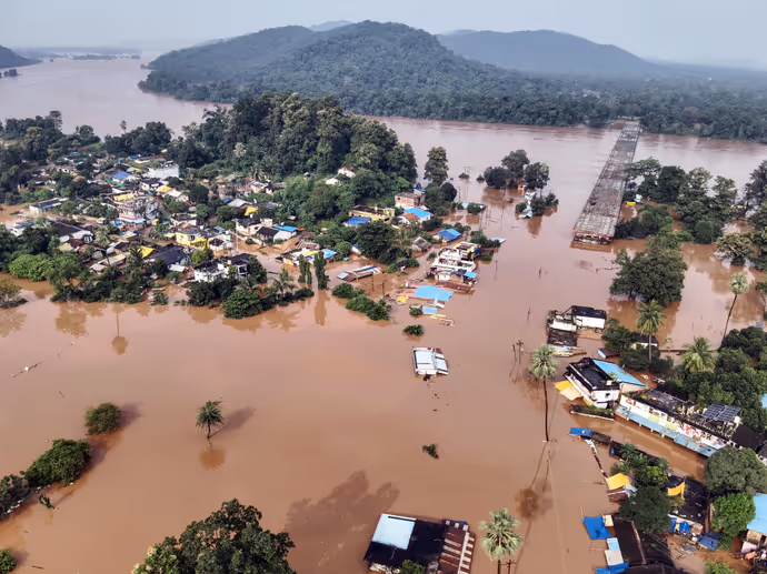 Chhattisgarh Floods: छत्तीसगढ़ में जलप्रलय की 7 तस्वीरें, तबाही ऐसी की सड़क पर चल रहीं नाव