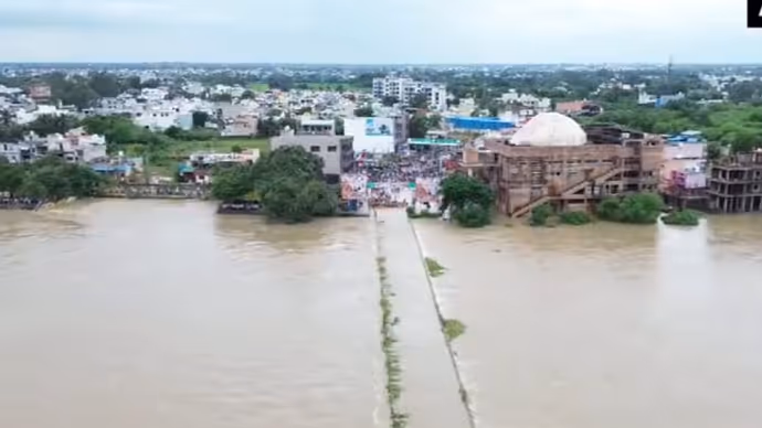 Chhattisgarh Floods: छत्तीसगढ़ में जलप्रलय की 7 तस्वीरें, तबाही ऐसी की सड़क पर चल रहीं नाव