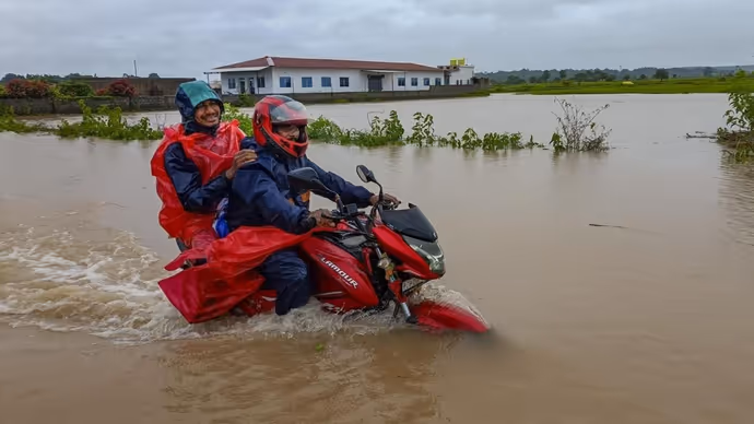 Chhattisgarh Floods: छत्तीसगढ़ में जलप्रलय की 7 तस्वीरें, तबाही ऐसी की सड़क पर चल रहीं नाव