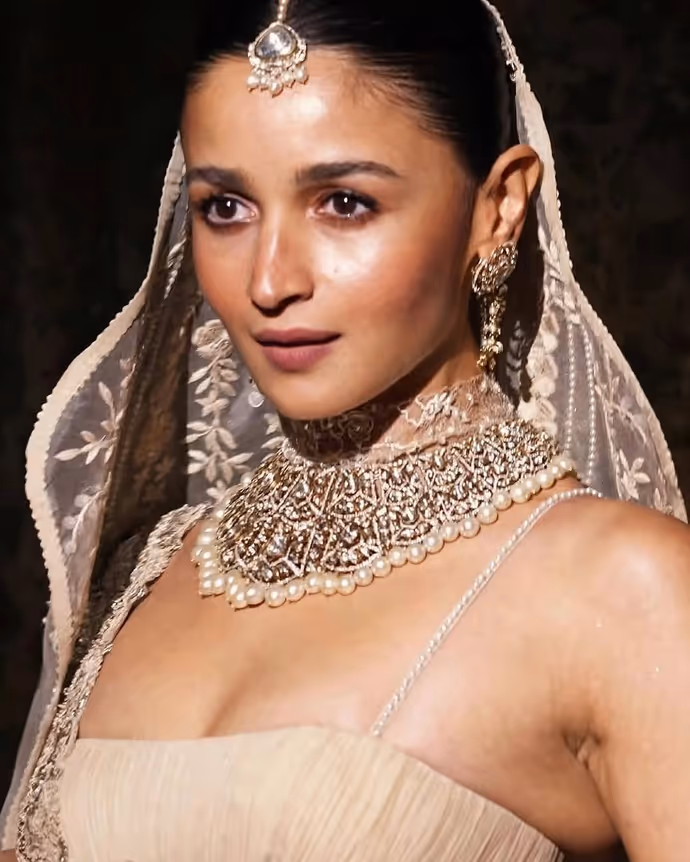 आलिया भट्ट का आइवरी लुक कर देगा मोहित, 9 Photos में देखें ‘लव एंड वॉर’ एक्ट्रेस का अंदाज
