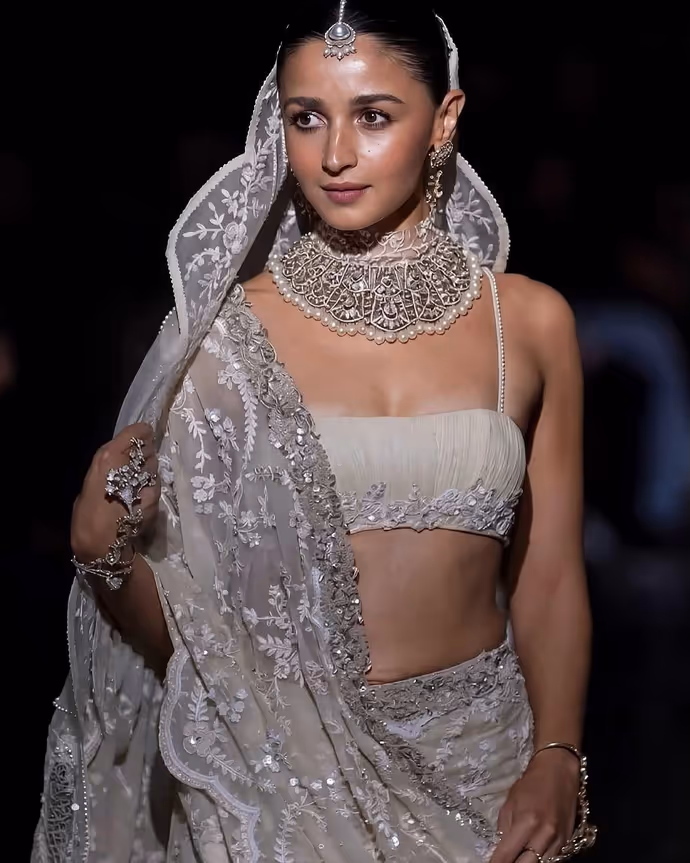 आलिया भट्ट का आइवरी लुक कर देगा मोहित, 9 Photos में देखें ‘लव एंड वॉर’ एक्ट्रेस का अंदाज